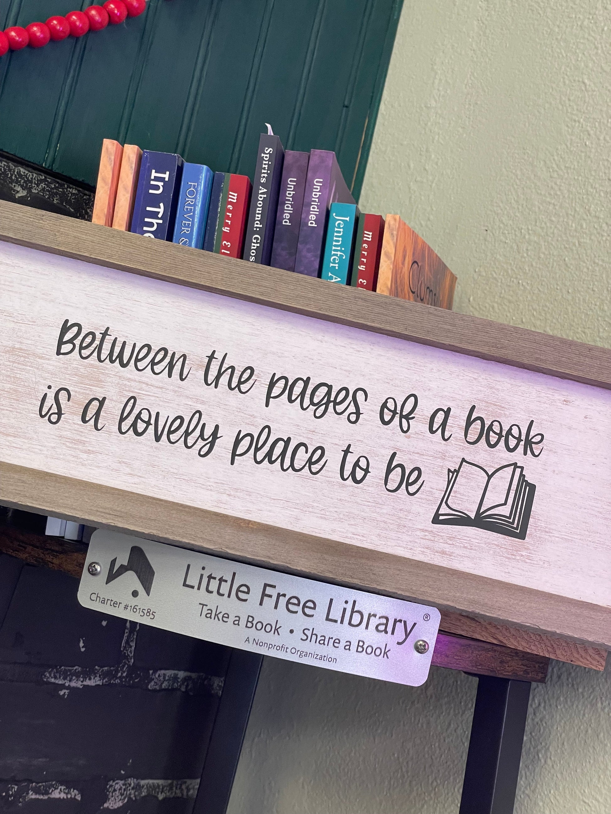 Between the pages of a book is lovely place to be, Wall Art Three Black Cats
